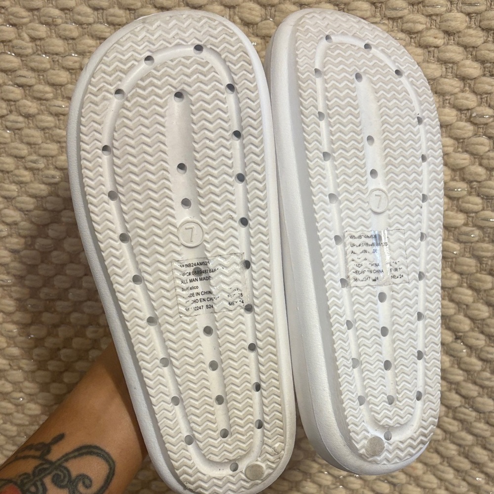 No Boundaries Classic White Slides - Picture 5 of 13